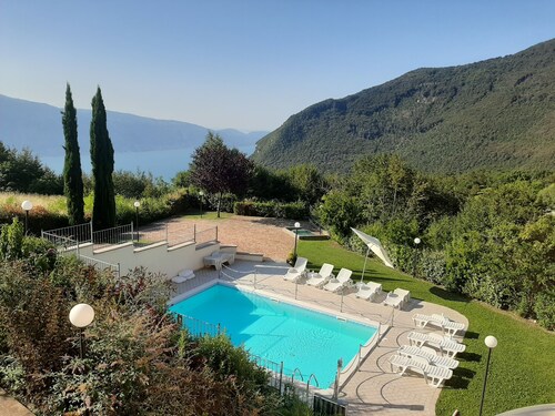 Schönes 3-Zimmer-App. einer Residenz, Pool, Balkon, Seeblick, Gardasee-Tignale