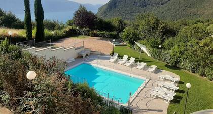 Schönes 3-Zimmer-App. einer Residenz, Pool, Balkon, Seeblick, Gardasee-Tignale