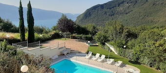 Belle application de 3 chambres. dans une résidence avec piscine et vue fantastique sur le lac