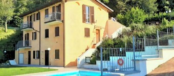 Belle application de 3 chambres. dans une résidence avec piscine et vue fantastique sur le lac