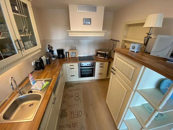 Mikrobølgeovn, opvaskemaskine, højstol