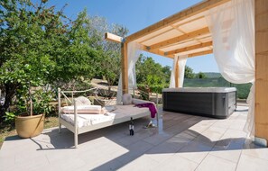 Outdoor spa tub