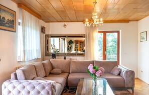 Fernseher, Tischfußball, Tischtennisplatte