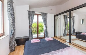 6 bedrooms, travel cot, free WiFi, bed sheets