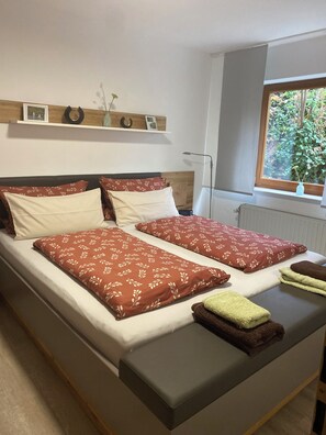 1 habitación, tabla de planchar con plancha y cuna de viaje