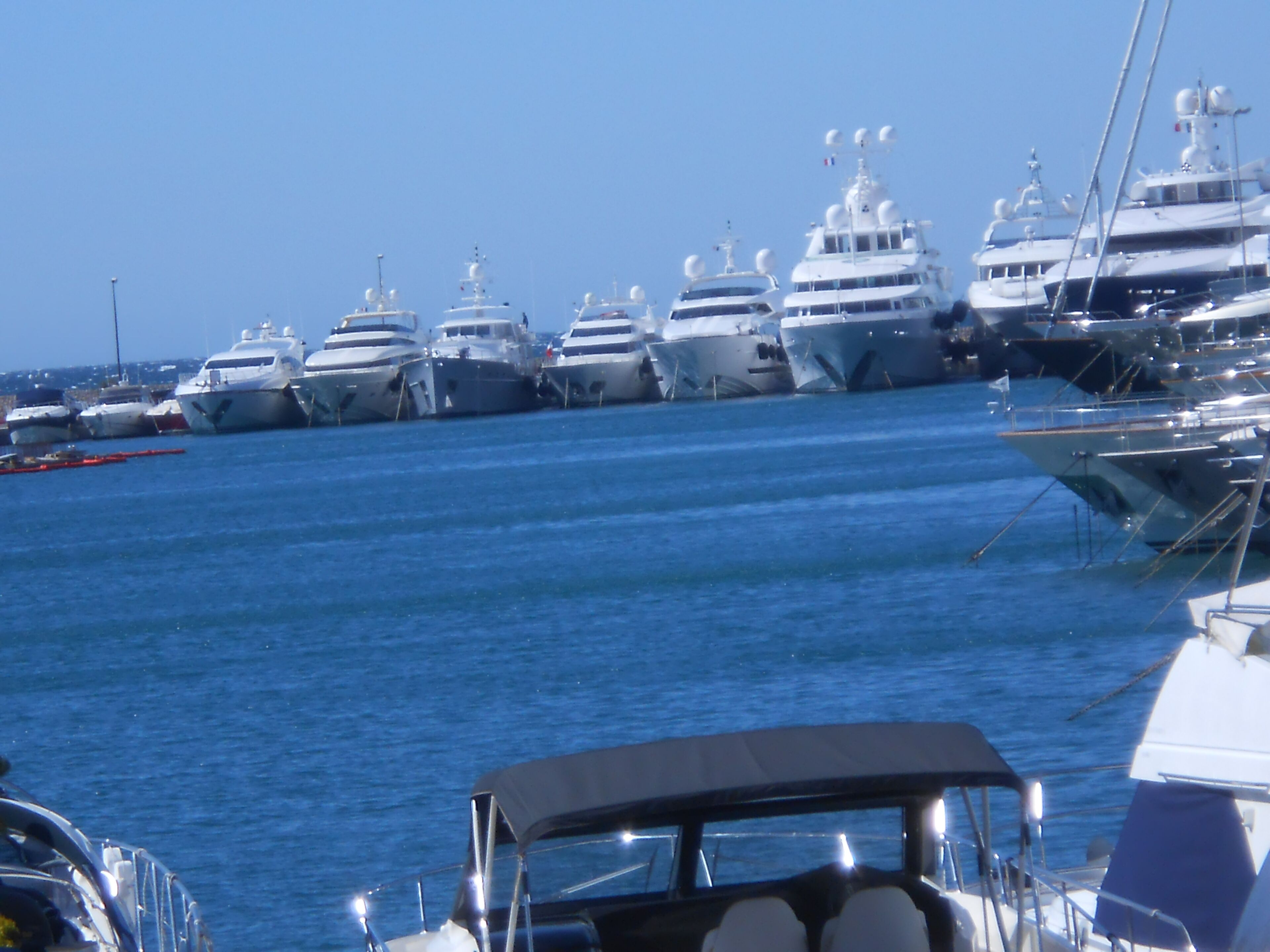 Un port de plaisance où sont amarrés plusieurs yachts.