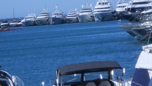 Een jachthaven met verschillende boten afgemeerd.