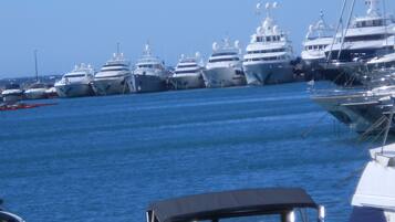 Un port de plaisance où sont amarrés plusieurs yachts.