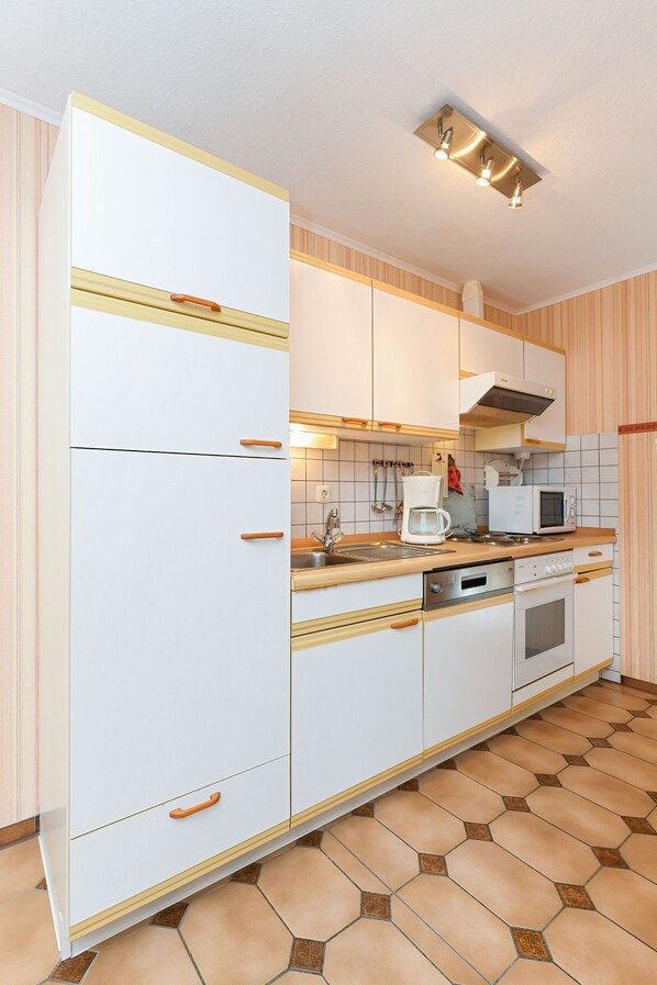 Kühlschrank, Mikrowelle, Ofen, Geschirrspüler