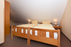 2 Schlafzimmer, Reisekinderbett