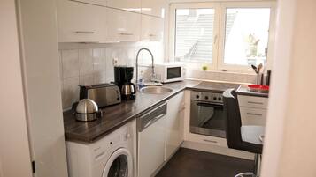 Kühlschrank, Mikrowelle, Ofen, Geschirrspüler