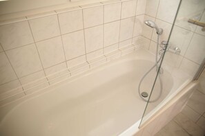Haartrockner, Handtücher, Seife, Toilettenpapier