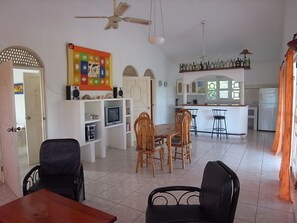 TV connectée, livres, chaîne hi-fi