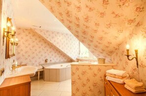 Sèche-cheveux, serviettes fournies, savon, papier toilette