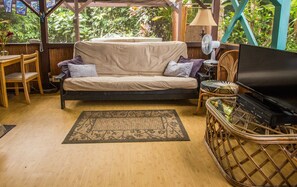 Smart-TV, DVD-Player, Bücher, Musikbibliothek