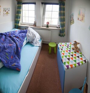 4 bedrooms, desk, travel cot, WiFi