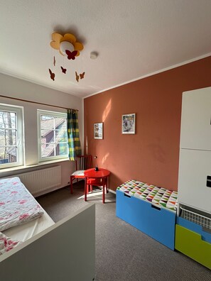 4 Schlafzimmer, Schreibtisch, Reisekinderbett, WLAN