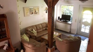 A living room with a sofa, a coffee table, and a television. - Groat Fleet **** - Groat Fleet (Neuenkirchen)