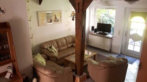 A living room with a sofa, a coffee table, and a television. - Groat Fleet **** - Groat Fleet (Neuenkirchen)