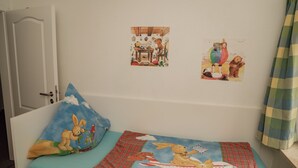A child's bedroom with a bed, pillows, and wall decorations. - Groat Fleet **** - Groat Fleet (Neuenkirchen)