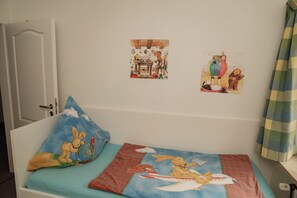 A child's bedroom with a bed, pillows, and wall decorations. - Groat Fleet **** - Groat Fleet (Neuenkirchen)
