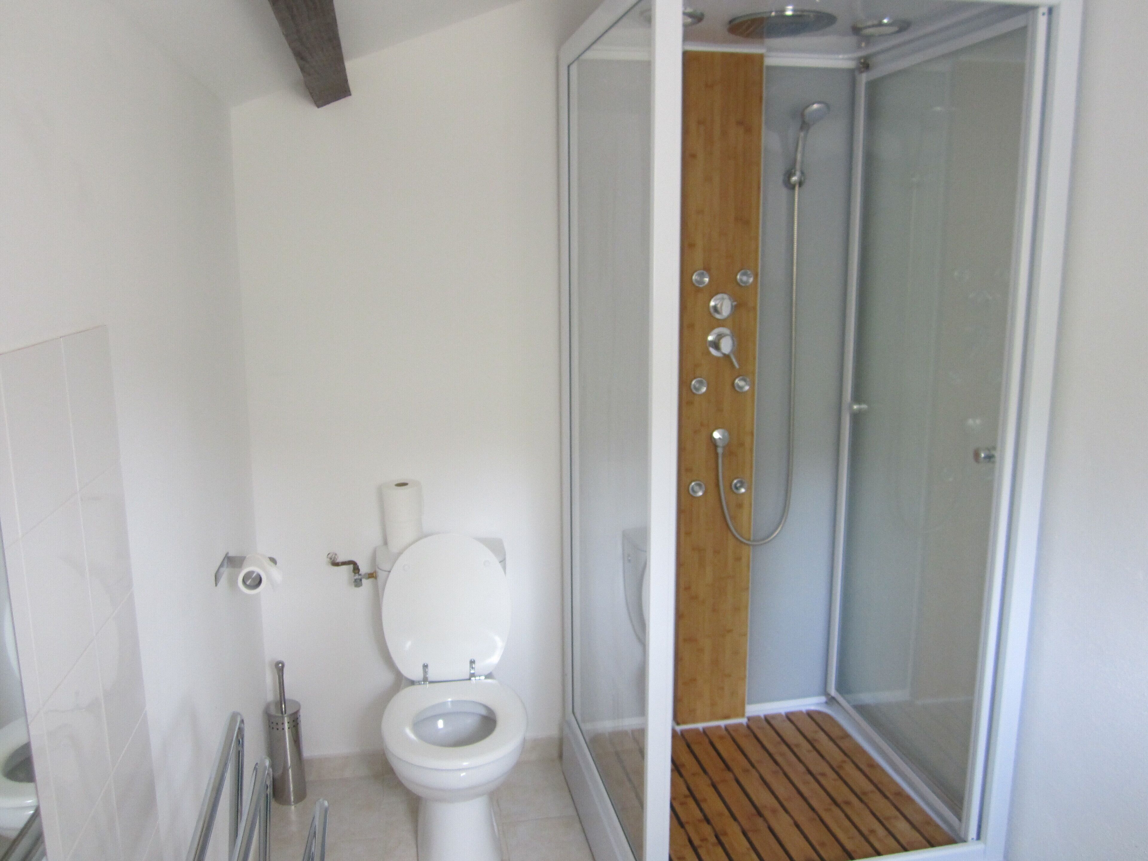 Douche, serviettes fournies