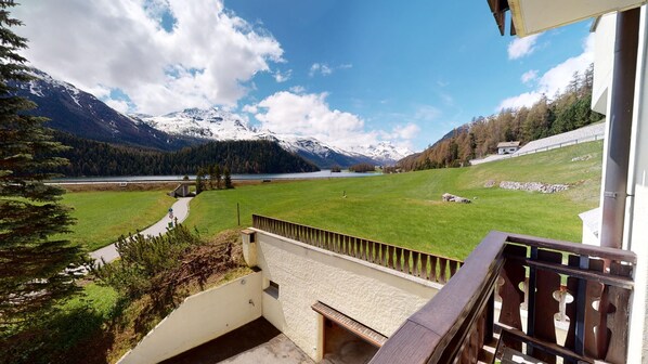 Property grounds - 4-room apartment on the first floor, approx. (Champfèr)