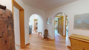 Interior - 4-room apartment on the first floor, approx. (Champfèr)