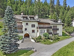 Exterior - 4-room apartment on the first floor, approx. (Champfèr)