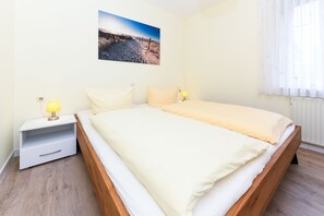2 Schlafzimmer, Reisekinderbett