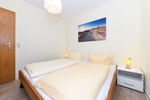 2 Schlafzimmer, Reisekinderbett