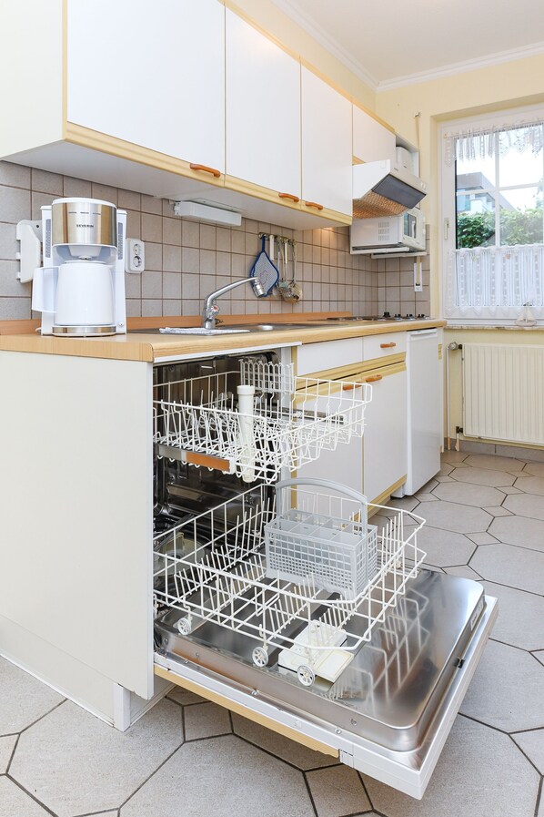 Kühlschrank, Mikrowelle, Geschirrspüler