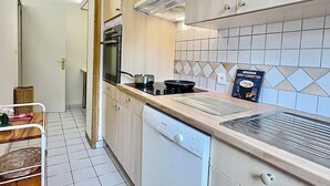 Private kitchen - 3-room apartment, 8 people, ski-in, near shops in Tignes (Tignes)