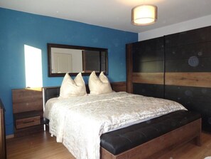 2 chambres, fer et planche à repasser, Wi-Fi, draps fournis