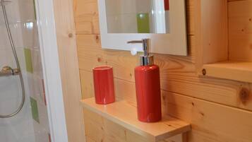 Een douche, een haardroger, zeep, toiletpapier