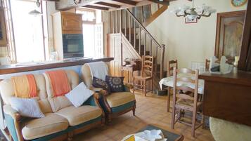 Smart TV, fireplace, DVD player, ping pong