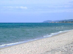 Una spiaggia nelle vicinanze, lettini da mare