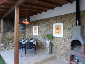 Outdoor dining - Charming house in central Algarve in quiet highland, only 18 km to airport (Algarve)