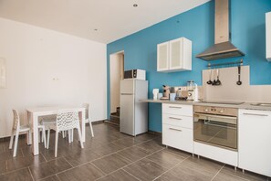 Een koelkast, een microgolfoven, een oven, een kookplaat