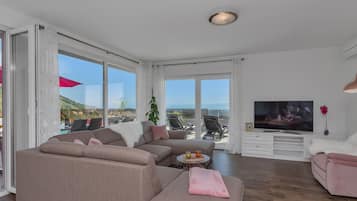 Smart TV, chimenea y tenis de mesa