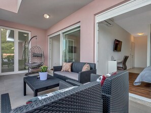 Smart-TV, Kamin, Tischtennisplatte