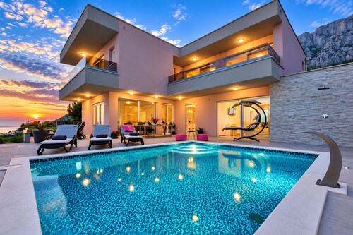 Villa in Makarska mit Pool, Meerblick, 5 SZ, familienfreundlich, Grill, Gym