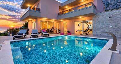 Villa in Makarska mit Pool, Meerblick, 5 SZ, familienfreundlich, Grill, Gym