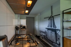 Een koelkast, een microgolfoven, een vaatwasser