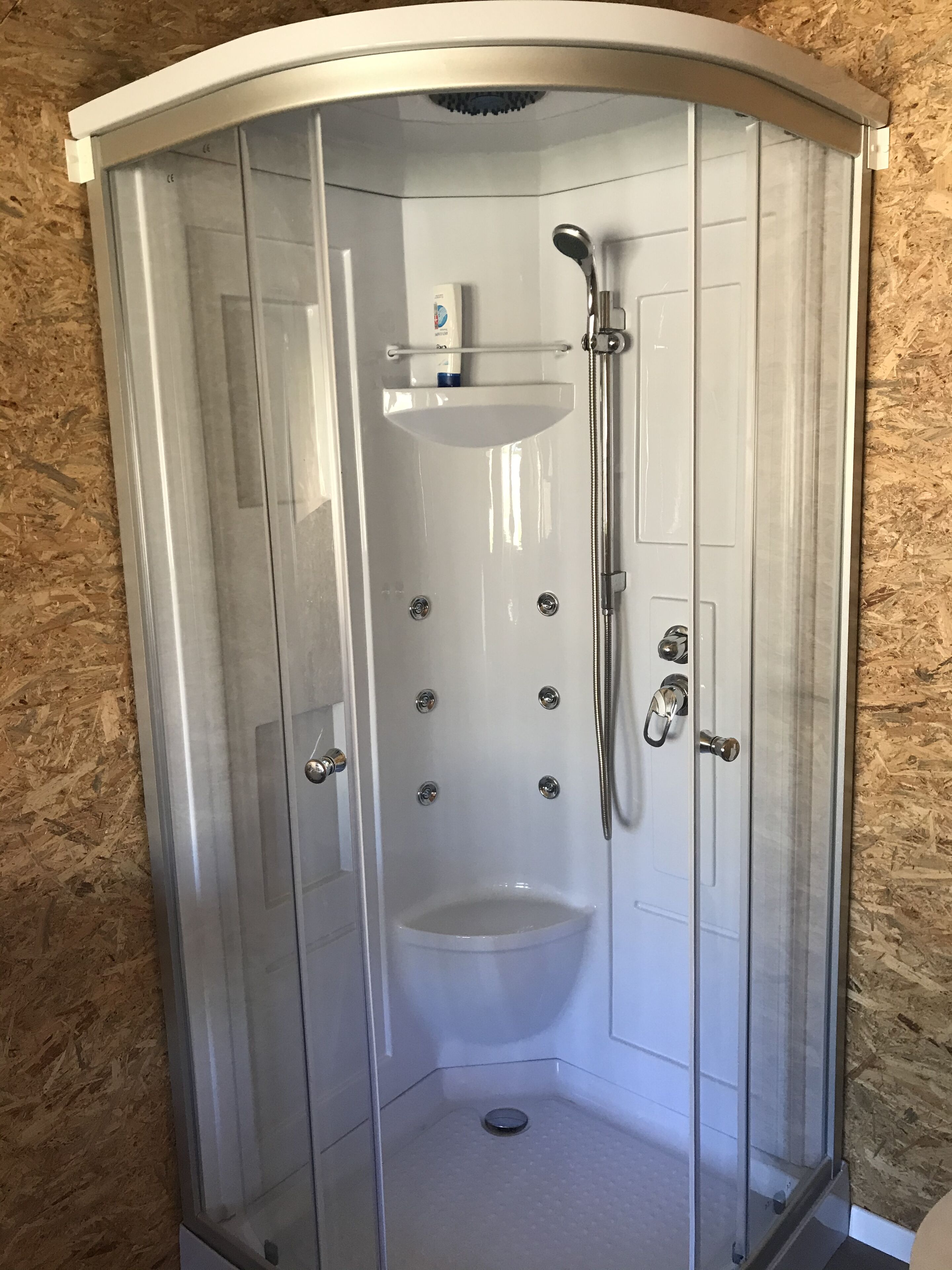 Een douche, een haardroger, zeep, toiletpapier