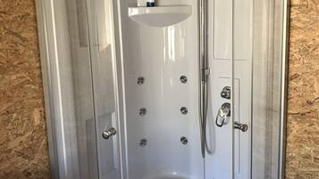 Een douche, een haardroger, zeep, toiletpapier
