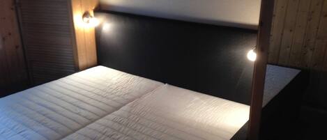 2 間睡房、書桌、可攜式嬰兒床