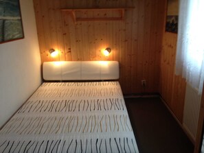2 chambres, bureau, lit de bébé portatif