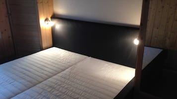 2 Schlafzimmer, Schreibtisch, Reisekinderbett