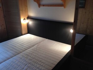 2 bedrooms, desk, travel cot